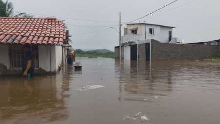 Chuvas na região Norte de Minas Gerais deixam desalojados e geram alerta para rompimento de barragem