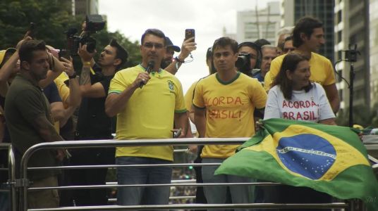 Senador Flávio Bolsonaro (PL) iniciou discurso ao lado do deputado federal Nikolas Ferreira (PL)
