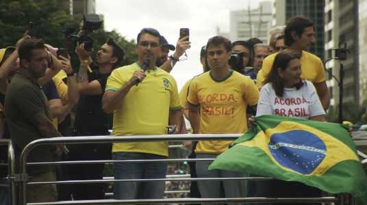Senador Flávio Bolsonaro (PL) iniciou discurso ao lado do deputado federal Nikolas Ferreira (PL)