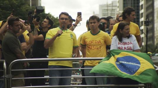 Senador Flávio Bolsonaro (PL) iniciou discurso ao lado do deputado federal Nikolas Ferreira (PL)