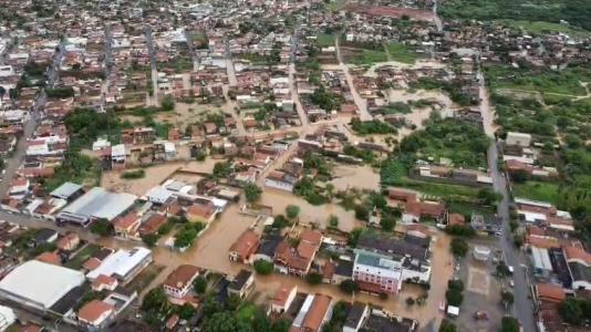 Fortes chuvas deixam a cidade de Espinosa, região Norte de Minas Gerais, inundada