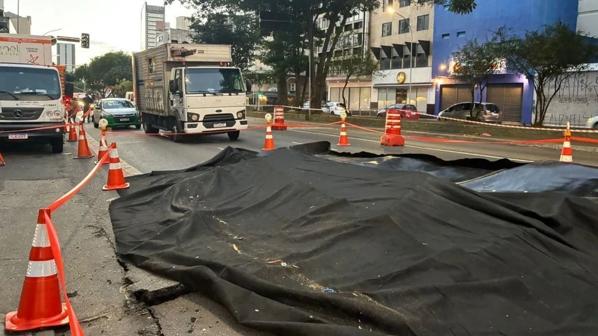 Explosão abre cratera na Rua da Consolação, uma das principais vias de SP