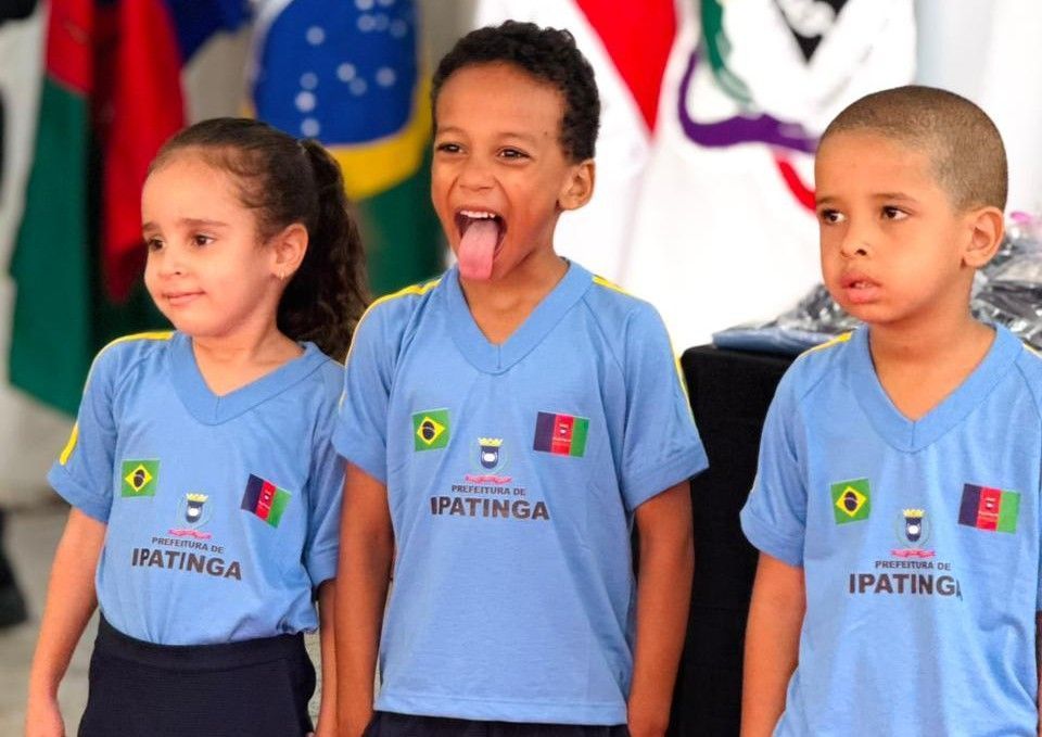 Começa a distribuição de uniformes para 24 mil alunos em Ipatinga