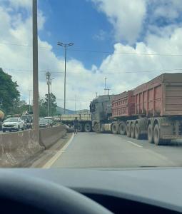 Acidente entre duas carretas interdita completamente faixa do Anel Rodoviário, em Belo Horizonte