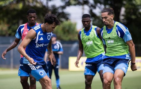 Chico da Costa (dir) durante treino pelo Cruzeiro nesta terça-feira (3)