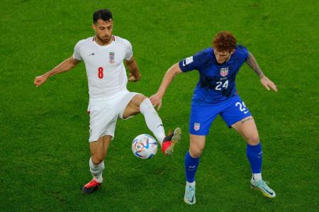 Jogadores de Irã e Estados Unidos durante duelo pela Copa do Mundo de 2022
