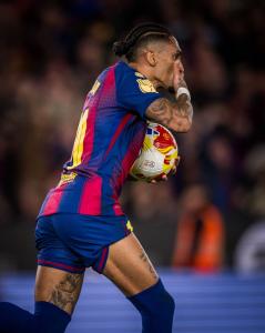 Raphinha comemora gol pelo Barcelona