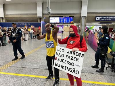 Torcedores do Flamengo aguardaram chegada de Leonardo Jardim, que evitou contato com imprensa e torcida