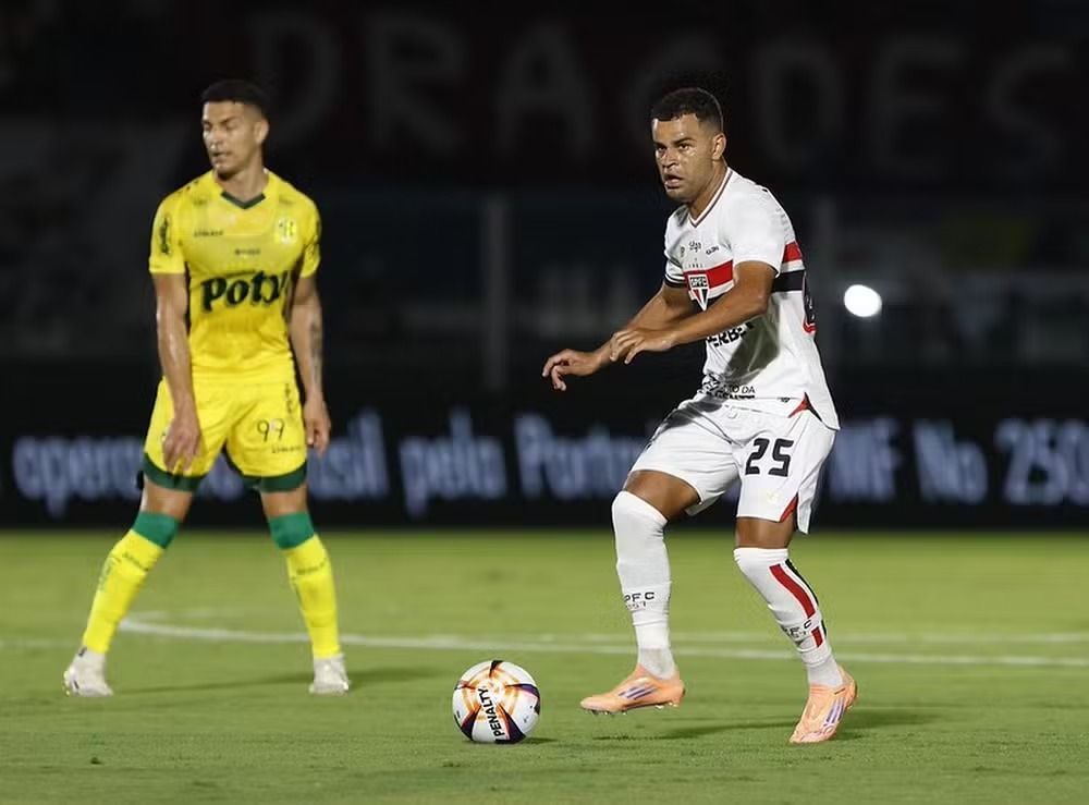 Fluminense atende pedido de Luís Zubeldia por volante e faz proposta por Alisson