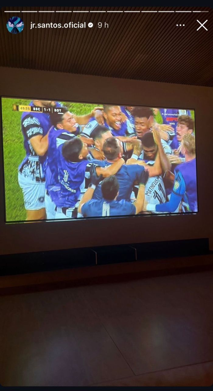 Junior Santos assiste ao jogo do Botafogo na Libertadores