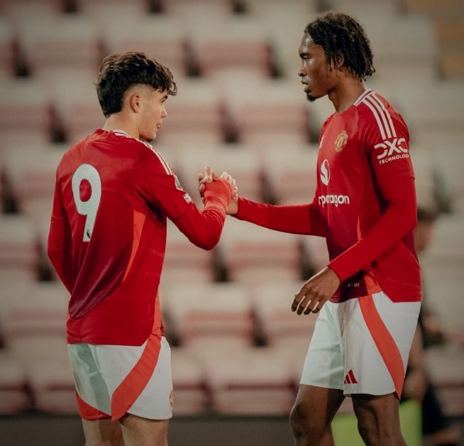Filho de lenda do Manchester United é suspenso na Inglaterra por ofensas homofóbicas