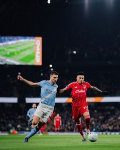 Rodri, do Manchester City, e Igor Jesus, do Nottingham Forest, se enfrentando na Premier League