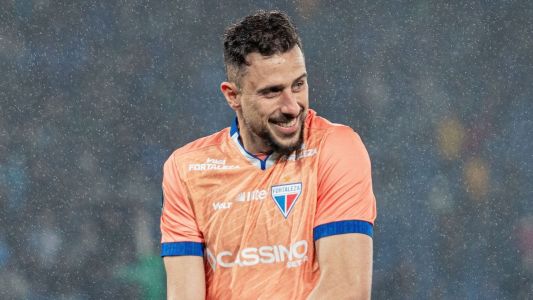 Goleiro Helton Leite antes de partida do Fortaleza pela Copa Libertadores de 2025