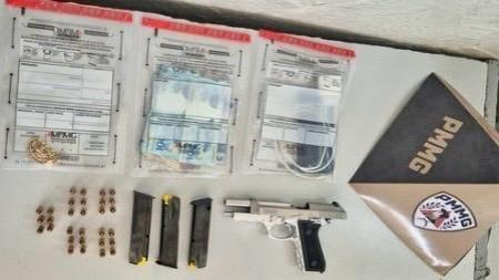 Foram apreendidas três armas de fogo, dezenas de munições, joias e a quantia de R$ 413.088,00 em dinheiro.