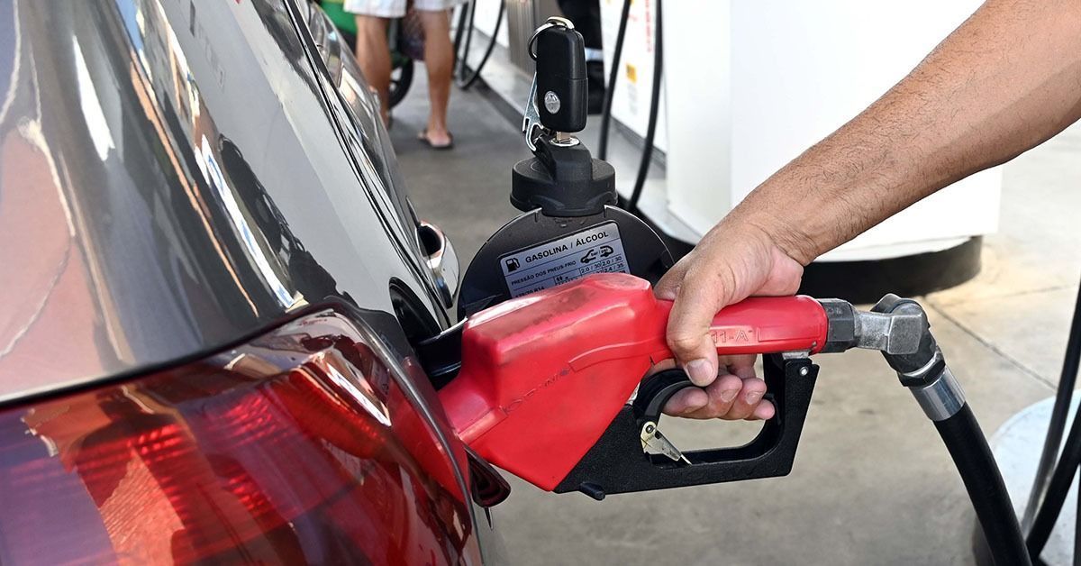 Reajuste nos combustíveis chega às distribuidoras após alta do petróleo