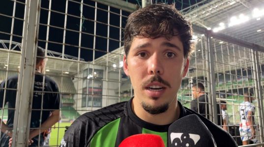 Person, meio-campista do América, em zona mista no Independência