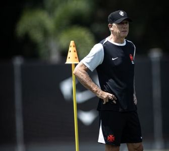 Renato Gaúcho comandando o treino do Vasco no CT Moacyr Barbosa