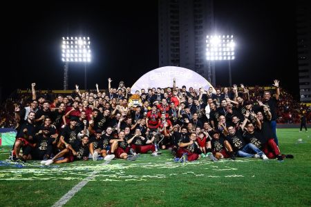 Elenco do Sport celebra título do Campeonato Pernambucano