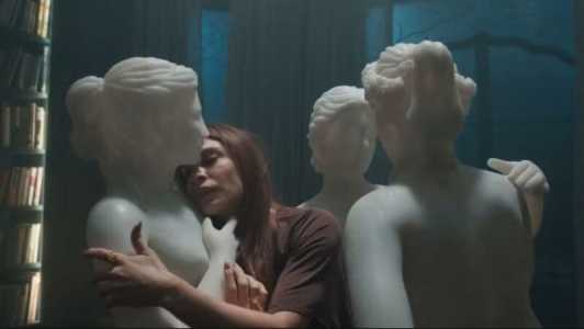 Arminda toca na escultura das Três Graças