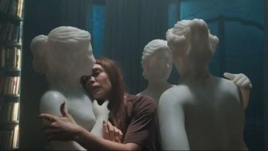 Arminda toca na escultura das Três Graças