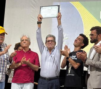 Délcio Fortes recebendo a diplomação póstuma  do irmão, Hélcio Pereira Fortes.