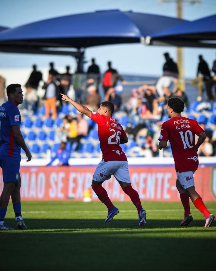 Fernando celebra gol pelo Santa Clara-POR