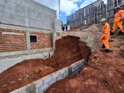 Homem morre soterrado em obra de muro em Ervália