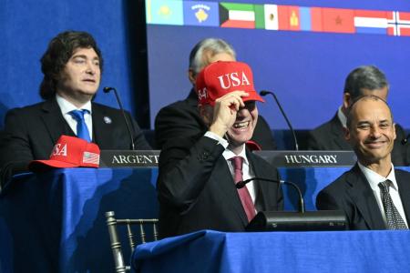 Gianni Infantino, presidente da Fifa, com um boné dos Estados Unidos