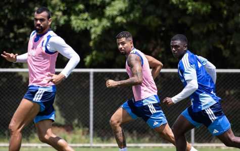 João Marcelo (centro) durante treino do Cruzeiro