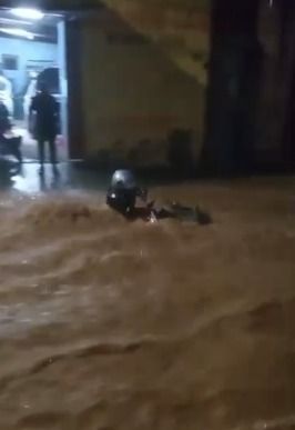 Motociclista é arrastado por enxurrada durante chuva em Ribeirão das Neves; veja vídeo