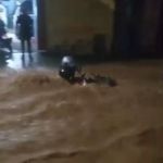Motociclista é arrastado por enxurrada durante chuva em Ribeirão das Neves; veja vídeo