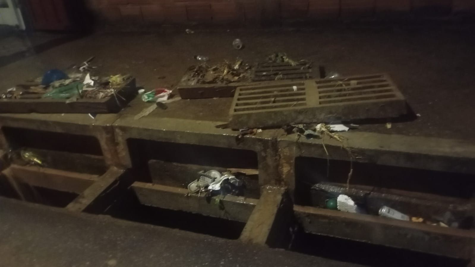 Chuva forte arranca tampas de bueiros na Ocupação Dandara, em BH