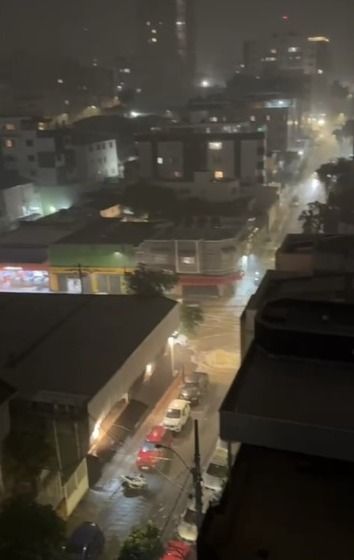 Avenida Francisco Sá fica alagada após forte chuva em Belo Horizonte; vídeo