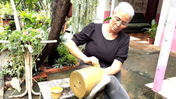 Artesãs 'improvisam ferramentas' para o trabalho que gera sustento no Vale do Jequitinhonha