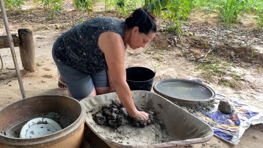 Tradição passada de geração em geração transforma barro e pedra em arte e renda em comunidades do Vale do Jequitinhonha