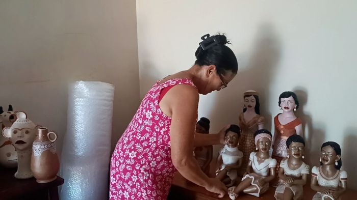 Artesãs transformam o barro e pedra em fonte de sustento no Vale do Jequitinhonha