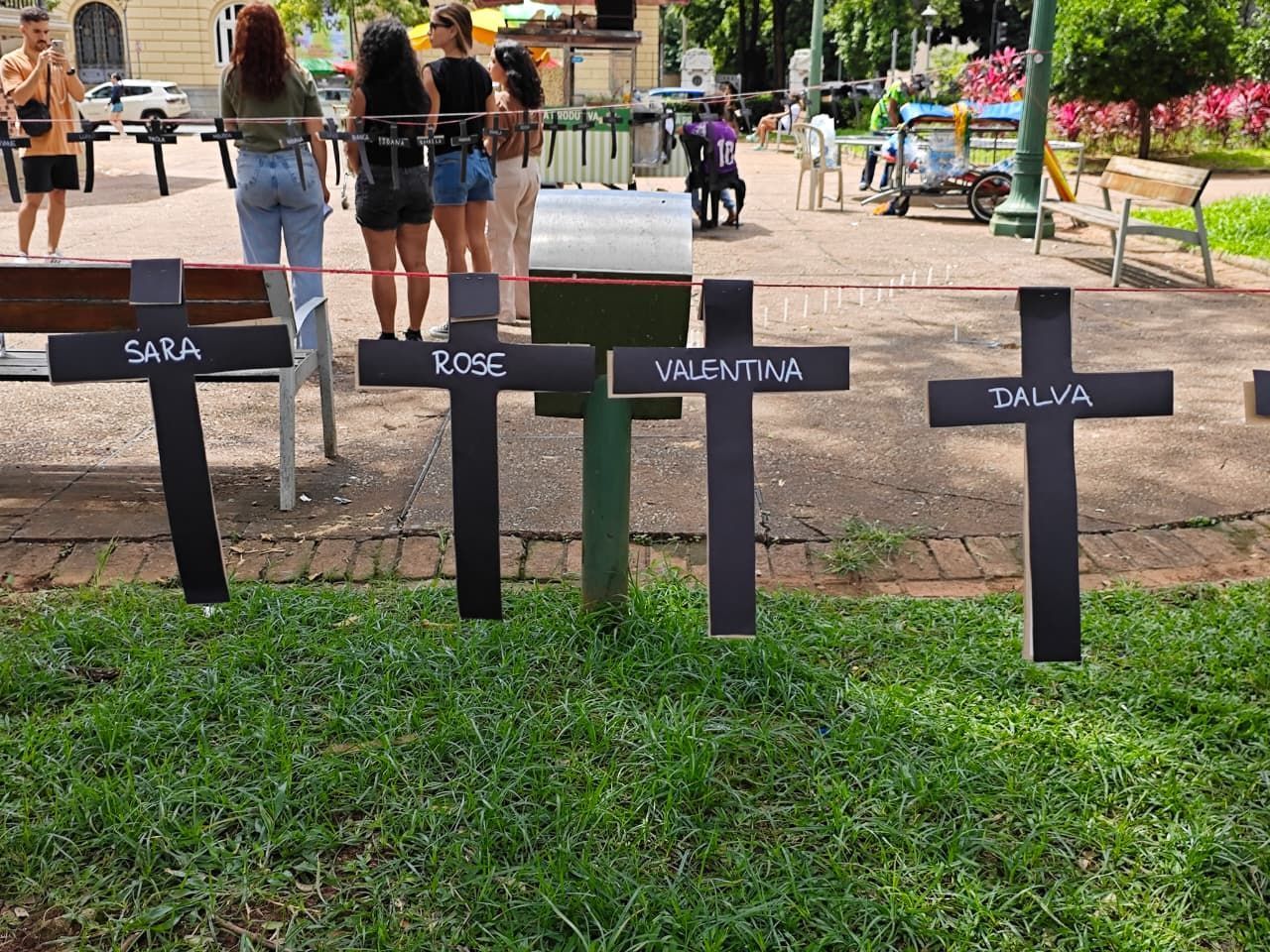 Protesto instala 160 cruzes na Praça da Liberdade em alerta contra o feminicídio em MG
