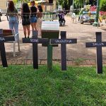 Protesto instala 160 cruzes na Praça da Liberdade em alerta contra o feminicídio em MG