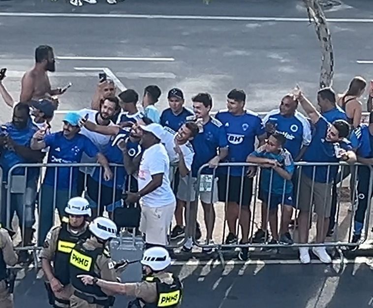 No Mineirão, pai de Gerson é celebrado por torcedores do Cruzeiro antes de final