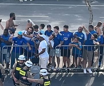 Marcão Silva, pai de Gerson, atende torcedores do Cruzeiro antes de final no Mineirão