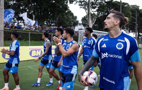 Chico da Costa (dir) durante treino pelo Cruzeiro • Gustavo Aleixo/Cruzeiro