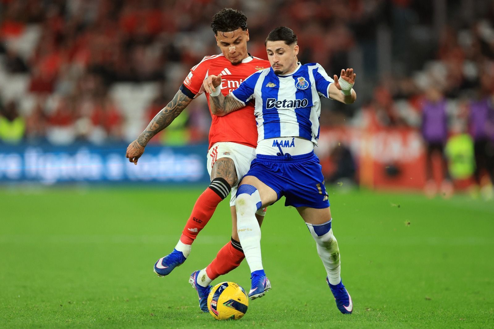 Benfica reage, marca no fim e empata clássico com o líder Porto pelo Português