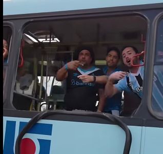 Ônibus apedrejado na chegada ao Beira-Rio