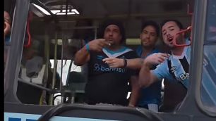 Ônibus com torcida do Grêmio são apedrejados na chegada ao Beira-Rio para final do Gauchão