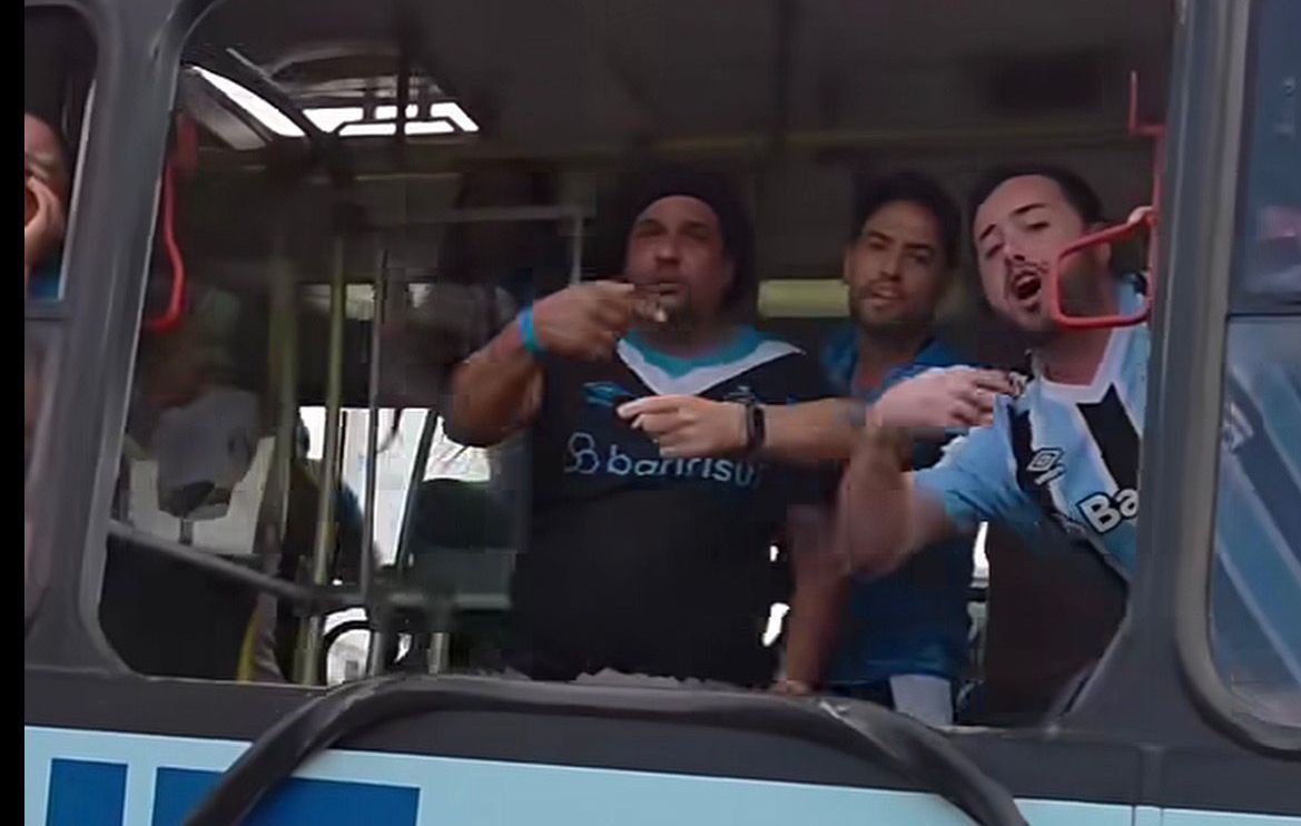 Ônibus com torcida do Grêmio são apedrejados na chegada ao Beira-Rio para final do Gauchão