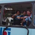 Ônibus com torcida do Grêmio são apedrejados na chegada ao Beira-Rio para final do Gauchão