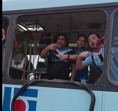Ônibus apedrejado na chegada ao Beira-Rio
