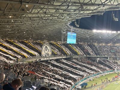 Torcida do Atlético faz festa durante jogo contra o Cruzeiro no Mineirão neste domingo (8)