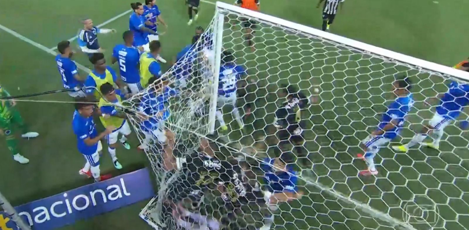 Briga no clássico mineiro supera Messi, Milei e 'gigantes' em principal diário argentino