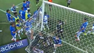 Briga no clássico mineiro supera Messi, Milei e 'gigantes' em principal diário argentino